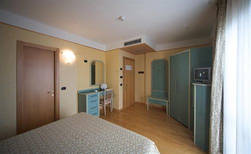Mondial Hotel 3*